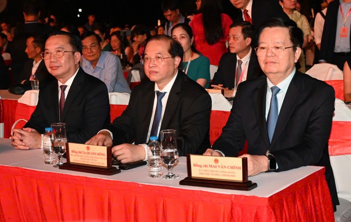 Từ trái qua: Giám đốc Sở Văn hóa và Thể Thao TPHCM Trần Thế Thuận; Thứ trưởng Bộ Văn hóa, Thể thao và Du lịch - Trưởng ban chỉ đạo LHP Tạ Quang Đông; Phó Thủ tướng Mai Văn Chính tại lễ khai mạc LHP. Ảnh: BTC