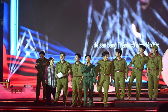 Đoàn làm phim Mưa đỏ gây xúc động trong tiết mục "Còn gì đẹp hơn" của ca sĩ Nguyễn Hùng. Ảnh: BTC