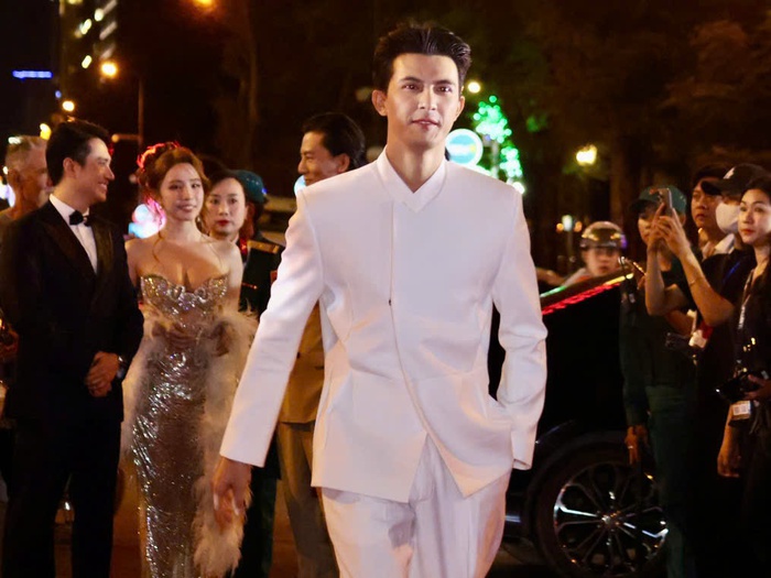 Diễn viên Trần Ngọc Vàng từ đoàn phim Tử chiến trên không trên thảm đỏ LHP. Ảnh: Hồ Lam