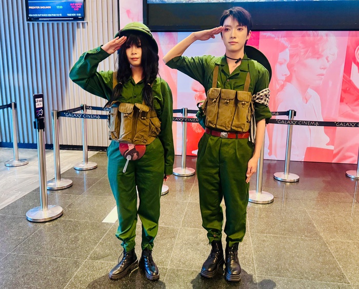 Nhiều khán giả trẻ mặc đồ lấy cảm hứng từ trang phục của bộ đội Việt Nam tham dự buổi chiếu khai mạc LHP Việt Nam lần thứ 24 diễn ra tại TPHCM. Ảnh: Hồ Lam