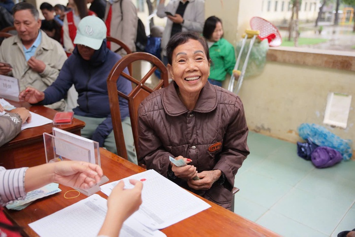 Hỗ trợ 330 hộ dân nghèo bị ảnh hưởng bởi mưa bão, ngập lụt tại Huế- Ảnh 2.