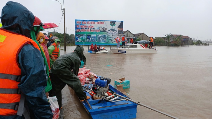 Khẩn trương cứu người, tiếp tế lương thực cho khu vực còn bị cô lập Đắk Lắk- Ảnh 1.