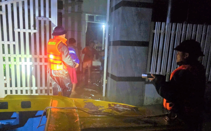 Học viện Hải quân cứu trợ người dân bị chia cắt, ngập nặng do mưa lũ ở Khánh Hoà- Ảnh 3.