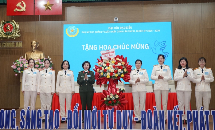 Phụ nữ Cục quản lý xuất nhập cảnh khẳng định vai trò chỉ đạo, quản lý, chỉ huy trên nhiều lĩnh vực công tác- Ảnh 1.