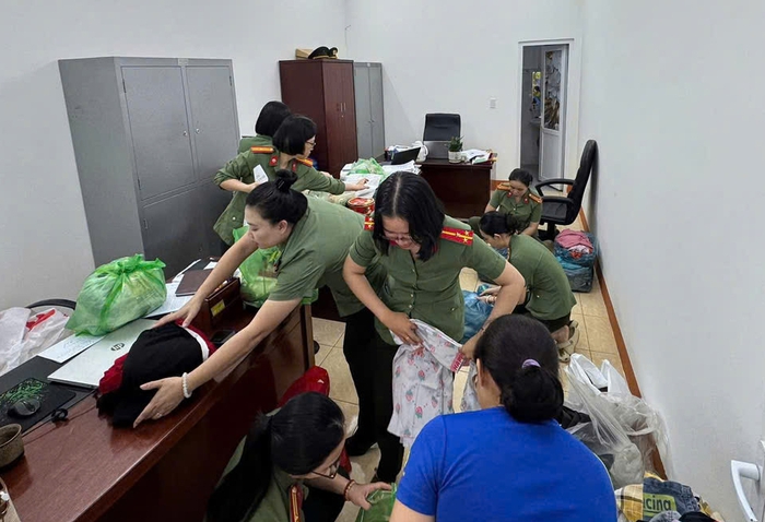 Công an Đắk Lắk vận động cán bộ, chiến sĩ góp quần áo, nhu yếu phẩm ngay trong đêm gửi bà con vùng lũ- Ảnh 1. Công an Đắk Lắk vận động cán bộ, chiến sĩ góp quần áo, nhu yếu phẩm ngay trong đêm gửi bà con vùng lũ- Ảnh 1.