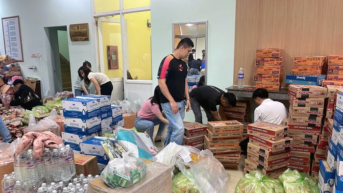 Công an Đắk Lắk vận động cán bộ, chiến sĩ góp quần áo, nhu yếu phẩm ngay trong đêm gửi bà con vùng lũ- Ảnh 2. Công an Đắk Lắk vận động cán bộ, chiến sĩ góp quần áo, nhu yếu phẩm ngay trong đêm gửi bà con vùng lũ- Ảnh 2.