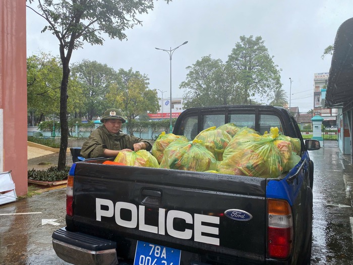 Công an Đắk Lắk vận động cán bộ, chiến sĩ góp quần áo, nhu yếu phẩm ngay trong đêm gửi bà con vùng lũ- Ảnh 5. Công an Đắk Lắk vận động cán bộ, chiến sĩ góp quần áo, nhu yếu phẩm ngay trong đêm gửi bà con vùng lũ- Ảnh 5.