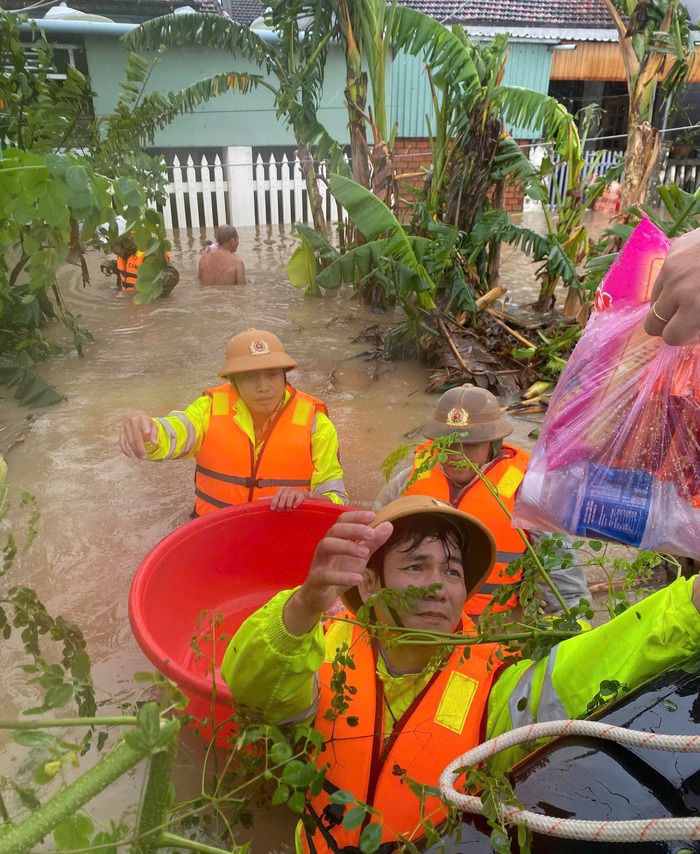 Công an Đắk Lắk vận động cán bộ, chiến sĩ góp quần áo, nhu yếu phẩm ngay trong đêm gửi bà con vùng lũ- Ảnh 7. Công an Đắk Lắk vận động cán bộ, chiến sĩ góp quần áo, nhu yếu phẩm ngay trong đêm gửi bà con vùng lũ- Ảnh 7.