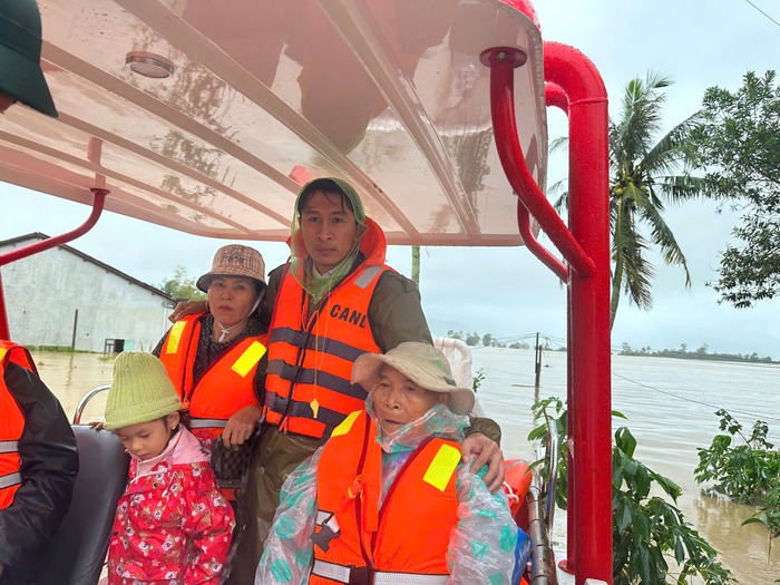 Công an Đắk Lắk vận động cán bộ, chiến sĩ góp quần áo, nhu yếu phẩm ngay trong đêm gửi bà con vùng lũ- Ảnh 8. Công an Đắk Lắk vận động cán bộ, chiến sĩ góp quần áo, nhu yếu phẩm ngay trong đêm gửi bà con vùng lũ- Ảnh 8.