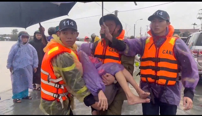 Công an Đắk Lắk vận động cán bộ, chiến sĩ góp quần áo, nhu yếu phẩm ngay trong đêm gửi bà con vùng lũ- Ảnh 9. Công an Đắk Lắk vận động cán bộ, chiến sĩ góp quần áo, nhu yếu phẩm ngay trong đêm gửi bà con vùng lũ- Ảnh 9.