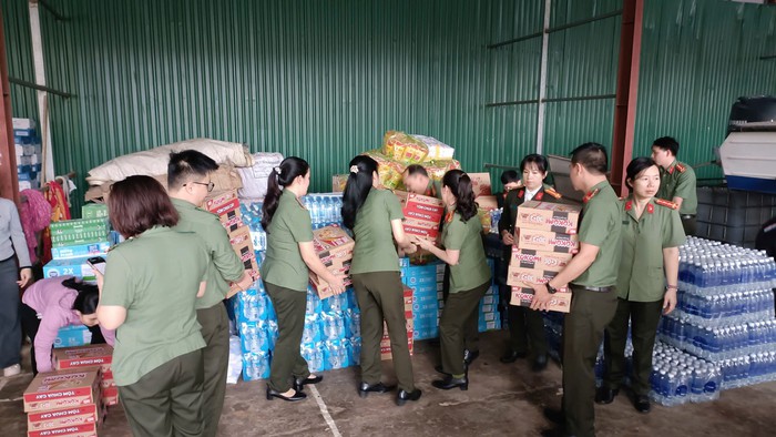 Công an Đắk Lắk vận động cán bộ, chiến sĩ góp quần áo, nhu yếu phẩm ngay trong đêm gửi bà con vùng lũ- Ảnh 4. Công an Đắk Lắk vận động cán bộ, chiến sĩ góp quần áo, nhu yếu phẩm ngay trong đêm gửi bà con vùng lũ- Ảnh 4.