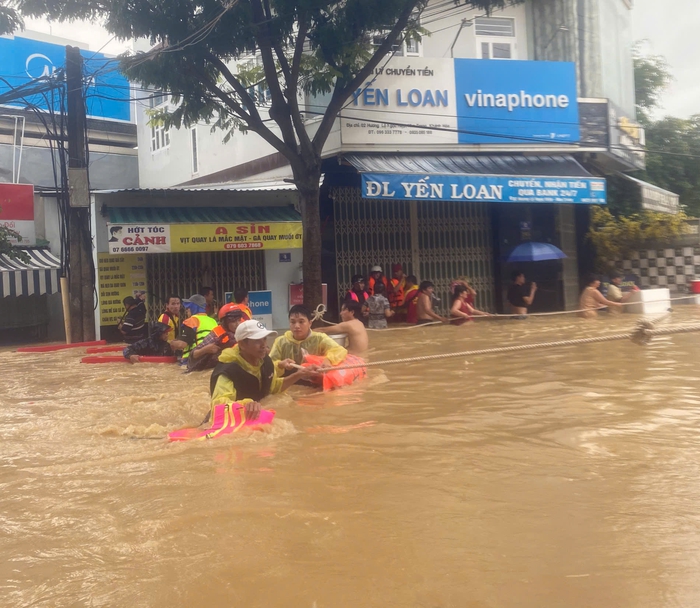 Nước mắt lẫn trong mưa lũ lịch sử ở Khánh Hòa- Ảnh 2.
