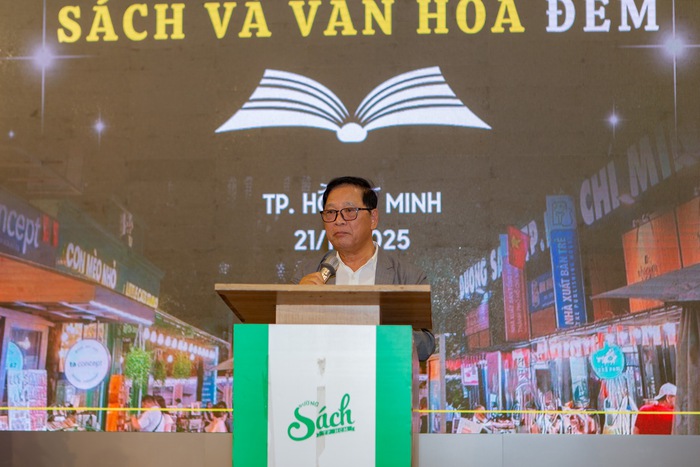 Giám đốc Đường Sách TPHCM Lê Hoàng phát biểu tại Lễ khai mạc "Ngày hội sách và văn hóa đêm". Ảnh: Hồ Lam
