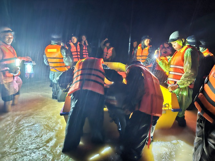 Học viện Hải quân cứu trợ người dân bị chia cắt, ngập nặng do mưa lũ ở Khánh Hoà- Ảnh 6.