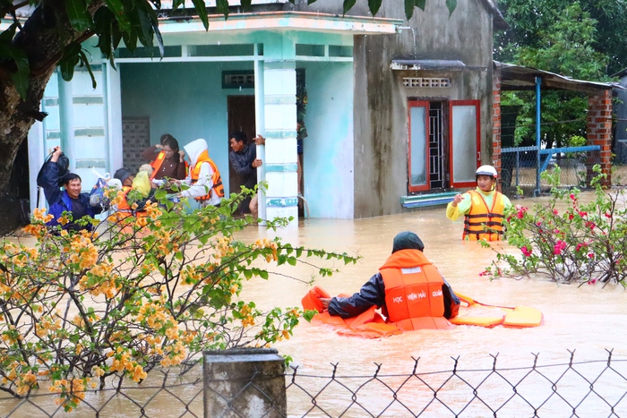 Học viện Hải quân cứu trợ người dân bị chia cắt, ngập nặng do mưa lũ ở Khánh Hoà- Ảnh 1.