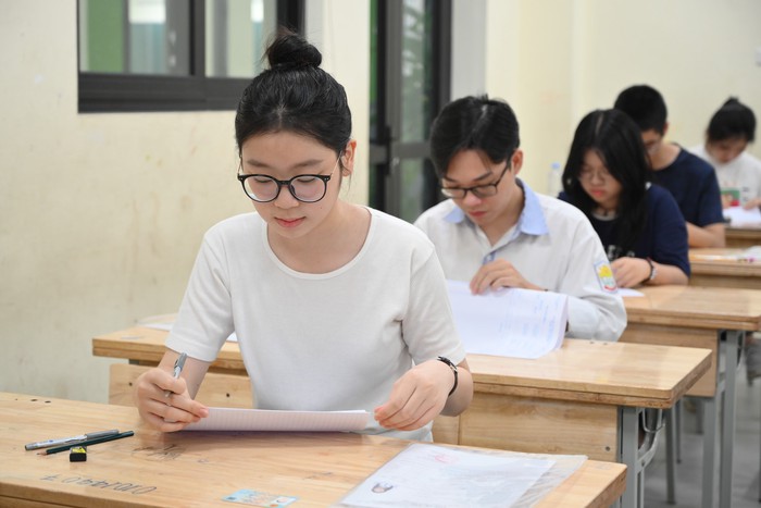 Hà Nội dự kiến lùi kỳ thi vào lớp 10: Kéo dài áp lực cho học sinh- Ảnh 1.