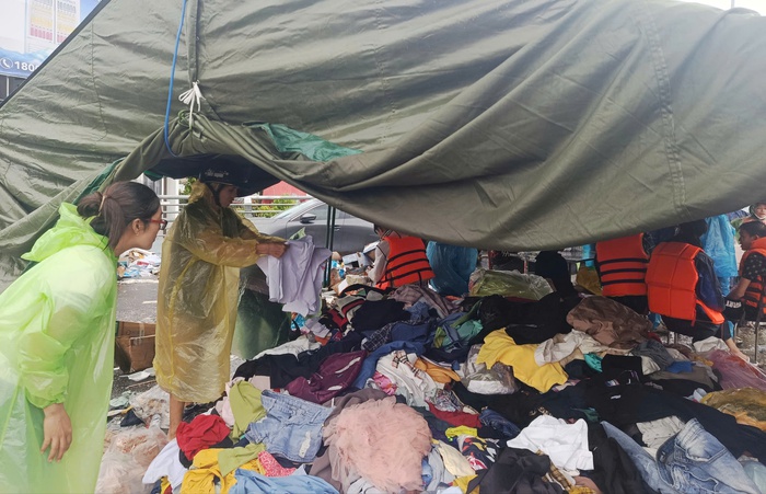 Nước mắt lẫn trong mưa lũ lịch sử ở Khánh Hòa- Ảnh 1.