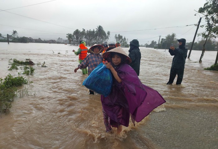 Khẩn trương cứu người, tiếp tế lương thực cho khu vực còn bị cô lập Đắk Lắk- Ảnh 3.