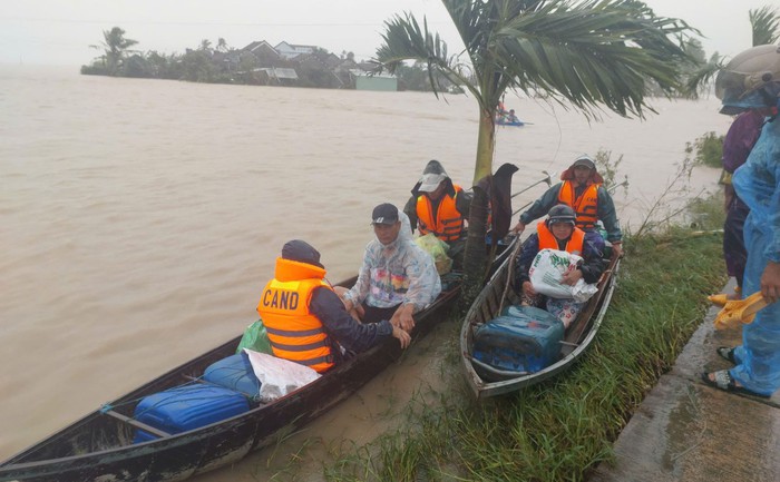 Khẩn trương cứu người, tiếp tế lương thực cho khu vực còn bị cô lập Đắk Lắk- Ảnh 2.
