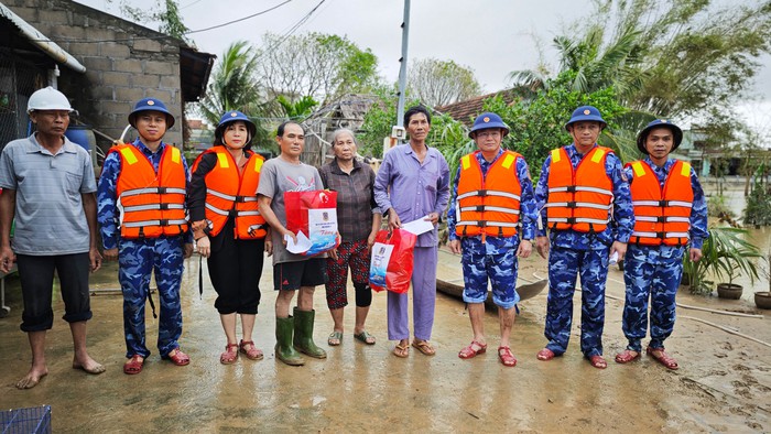 Bộ Tư lệnh Vùng Cảnh sát biển 2 hỗ trợ người dân vùng lũ ở Gia Lai - Ảnh 3.