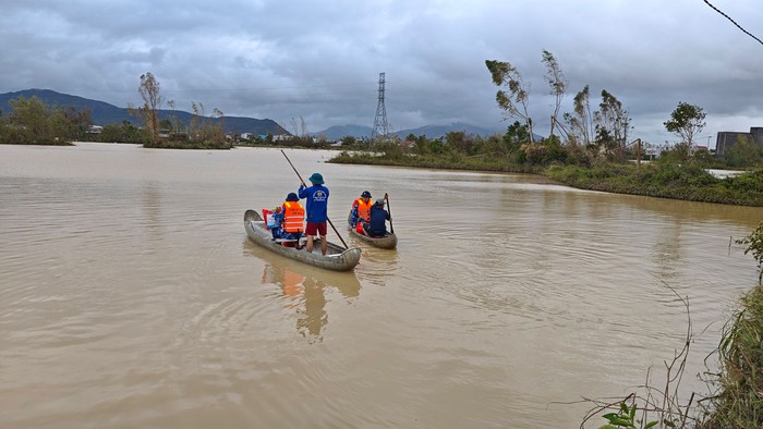 Bộ Tư lệnh Vùng Cảnh sát biển 2 hỗ trợ người dân vùng lũ ở Gia Lai - Ảnh 1.