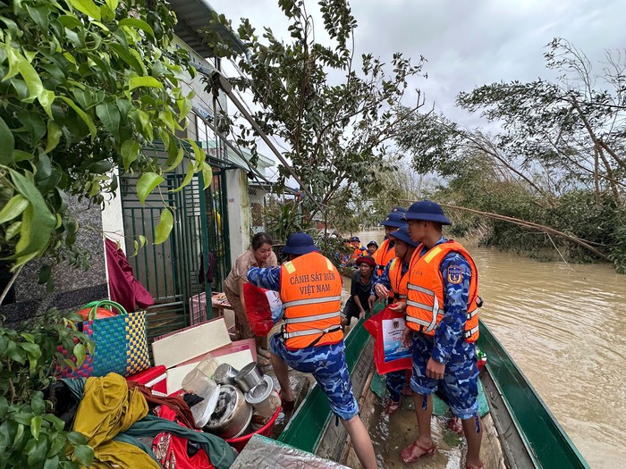 Bộ Tư lệnh Vùng Cảnh sát biển 2 hỗ trợ người dân vùng lũ ở Gia Lai - Ảnh 2.