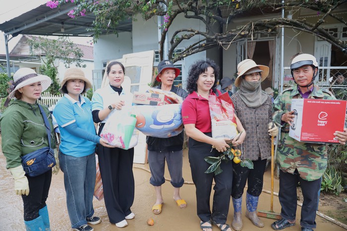Hội LHPN Lâm Đồng trao tặng quà trị giá 200 triệu đồng cho người dân vùng lũ - Ảnh 1.