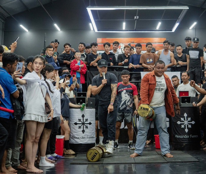 Võ sĩ Trương Đình Hoàng tích cực hỗ trợ người dân vùng lũ- Ảnh 6.