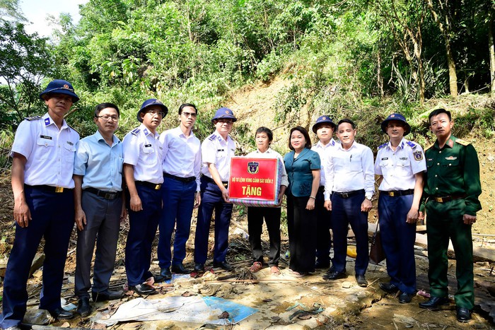 Bộ Tư lệnh Vùng Cảnh sát biển 2 hỗ trợ người dân vùng lũ ở Gia Lai - Ảnh 4.