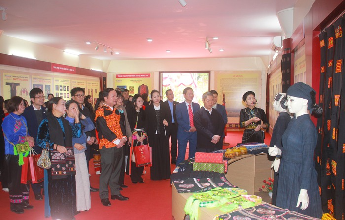 Du khách được giới thiệu về trang phục, thổ cẩm xứ Lạng
