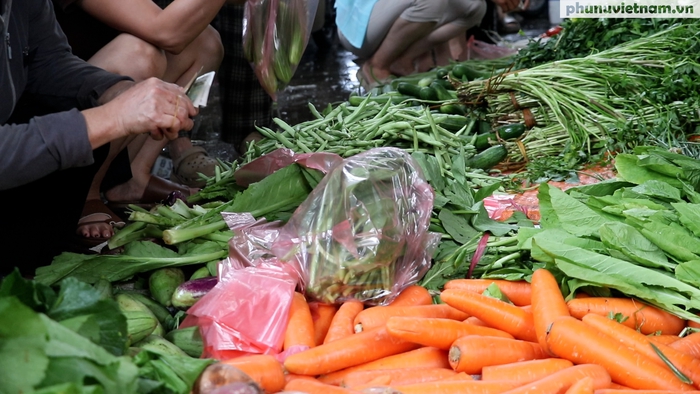 Giá rau neo ở mức cao kéo dài, sinh viên phải ‘thắt chặt’ bữa ăn- Ảnh 1.