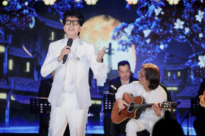 Ca sĩ Hồ Quang 8 là khách mời trong minishow "Jazz Vàng" của Thái Thùy Linh