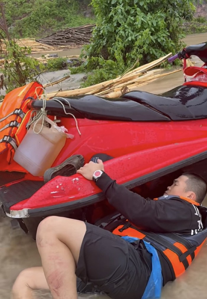 Võ sĩ Trương Đình Hoàng tích cực hỗ trợ người dân vùng lũ- Ảnh 2.