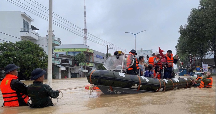Vùng 4 Hải quân hỗ trợ, di dời hơn 5 nghìn người dân vùng lũ đến nơi an toàn- Ảnh 2.