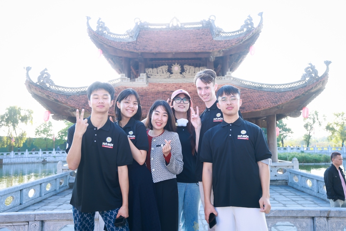 Thí sinh quốc tế tham quan Đền Đô