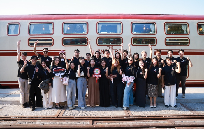 Các thí sinh check-in cùng đoàn tàu du lịch văn hóa
