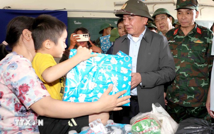 Thường trực Ban Bí thư thăm, động viên người dân vùng lũ Khánh Hòa- Ảnh 1.