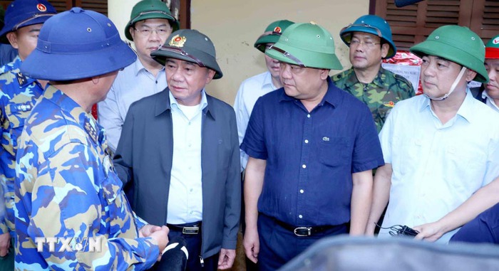 Thường trực Ban Bí thư thăm, động viên người dân vùng lũ Khánh Hòa- Ảnh 2.