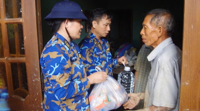 Vùng 4 Hải quân hỗ trợ, di dời hơn 5 nghìn người dân vùng lũ đến nơi an toàn- Ảnh 5.