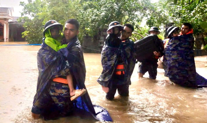 Vùng 4 Hải quân hỗ trợ, di dời hơn 5 nghìn người dân vùng lũ đến nơi an toàn- Ảnh 1.