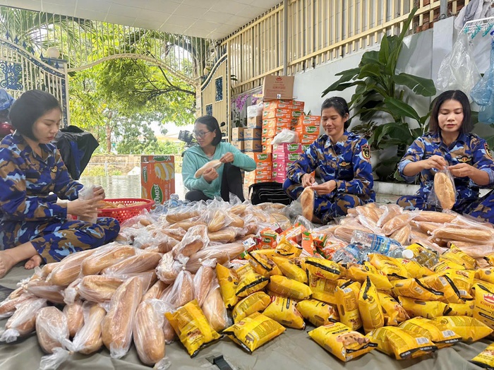 Vùng 4 Hải quân hỗ trợ, di dời hơn 5 nghìn người dân vùng lũ đến nơi an toàn- Ảnh 3.