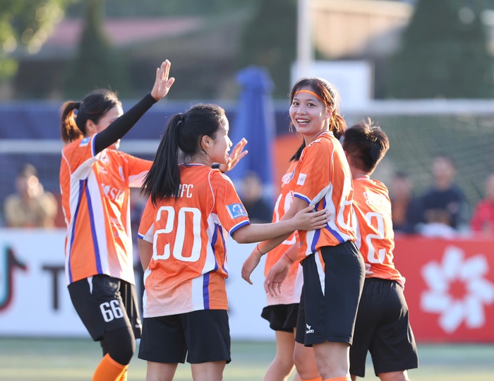 Nữ cầu thủ ngoại quốc tham gia Giải bóng đá nữ 7 người Vô địch Quốc gia - Ảnh 3.