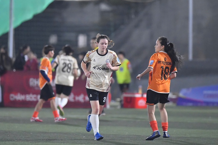 Nữ cầu thủ ngoại quốc tham gia Giải bóng đá nữ 7 người Vô địch Quốc gia - Ảnh 5.