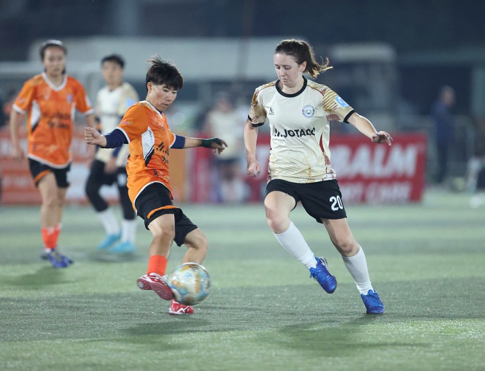 Nữ cầu thủ ngoại quốc tham gia Giải bóng đá nữ 7 người Vô địch Quốc gia - Ảnh 6.