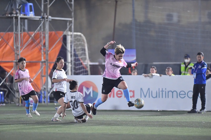 Nữ cầu thủ ngoại quốc tham gia Giải bóng đá nữ 7 người Vô địch Quốc gia - Ảnh 4.