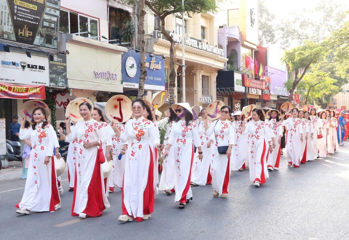 Hơn 1.000 người diễu hành "Tôn vinh áo dài Việt" trên đường phố Hải Phòng- Ảnh 4. Hơn 1.000 người diễu hành "Tôn vinh áo dài Việt" trên đường phố Hải Phòng- Ảnh 4.