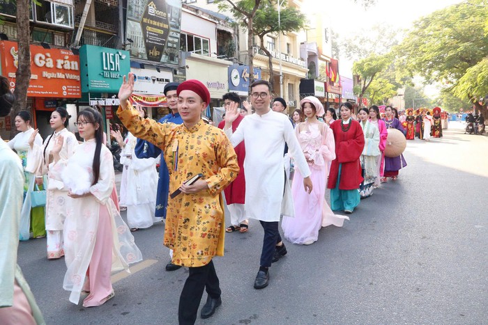 Hơn 1.000 người diễu hành "Tôn vinh áo dài Việt" trên đường phố Hải Phòng- Ảnh 3. Hơn 1.000 người diễu hành "Tôn vinh áo dài Việt" trên đường phố Hải Phòng- Ảnh 3.