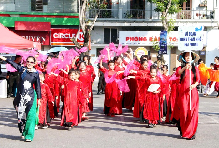 Hơn 1.000 người diễu hành "Tôn vinh áo dài Việt" trên đường phố Hải Phòng- Ảnh 1. Hơn 1.000 người diễu hành "Tôn vinh áo dài Việt" trên đường phố Hải Phòng- Ảnh 1.