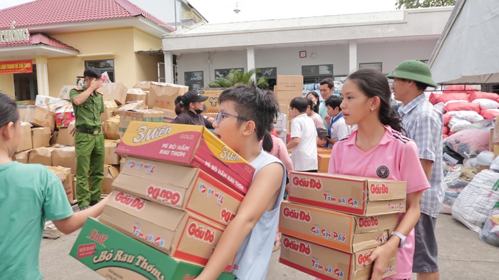 "Bếp nghĩa tình" đỏ lửa xuyên đêm để những đòn bánh chưng, bánh tét kịp đến với bà con vùng lũ- Ảnh 12.