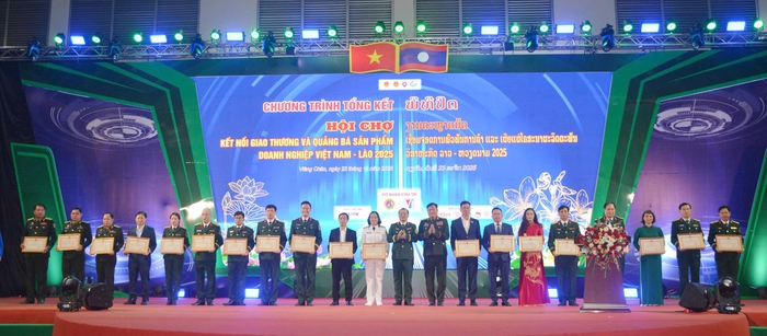 Hội chợ kết nối giao thương Việt Nam - Lào thu hút gần 8 nghìn lượt khách tham quan, mua sắm - Ảnh 2.